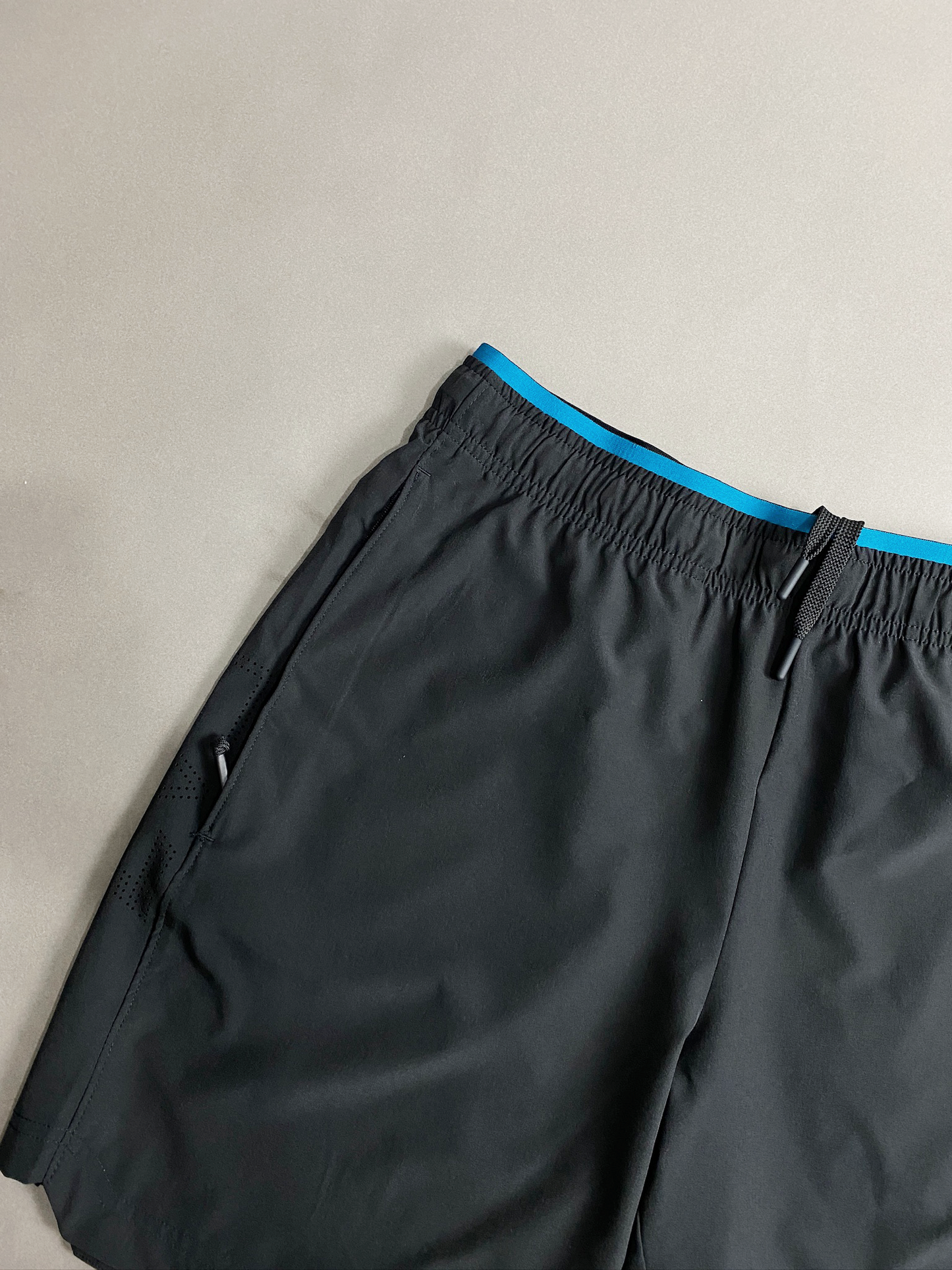 Shorts EA7 Ventus detalhes holográficos