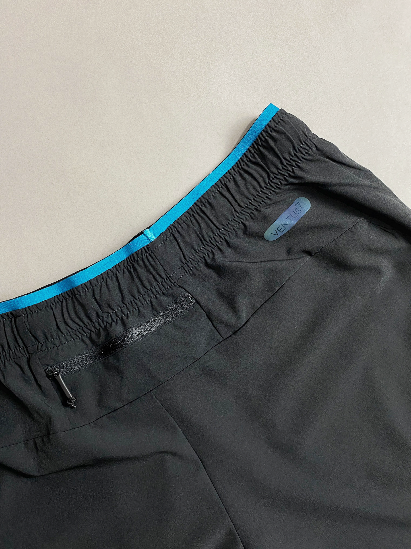 Shorts EA7 Ventus detalhes holográficos