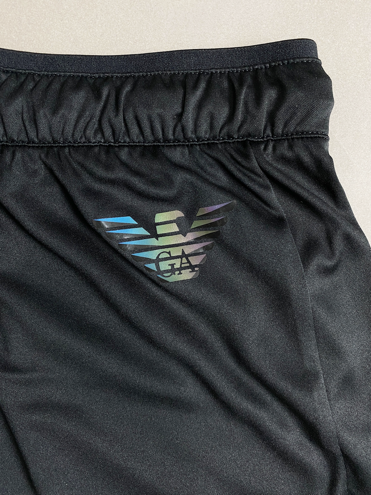 Shorts EA7 Ventus detalhes holográficos