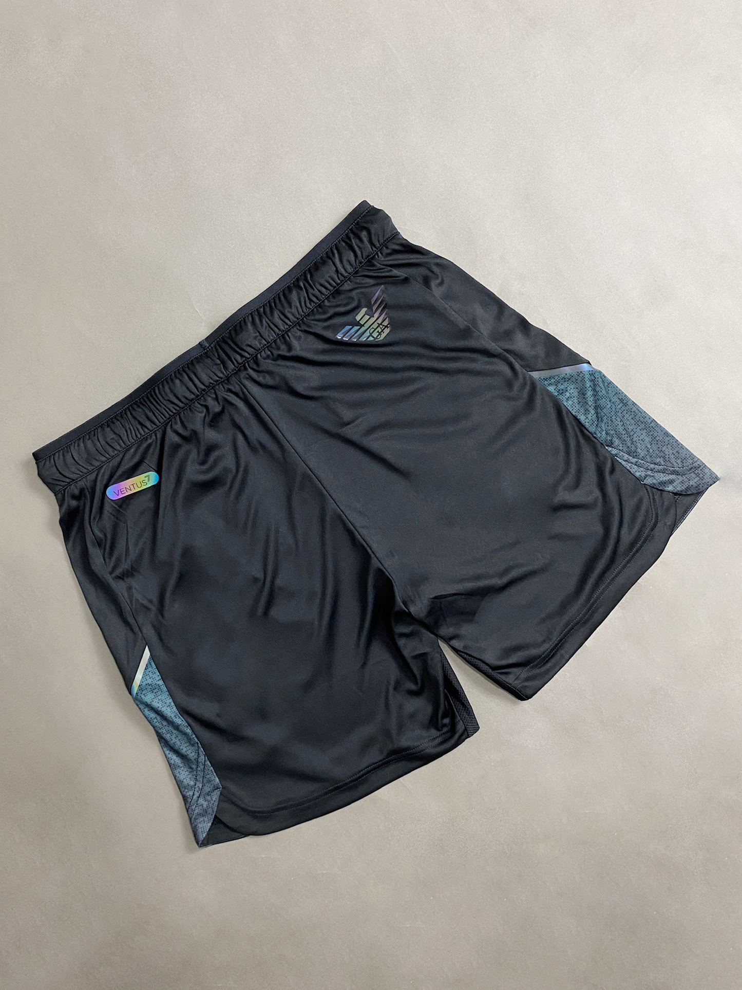 Shorts EA7 Ventus detalhes holográficos