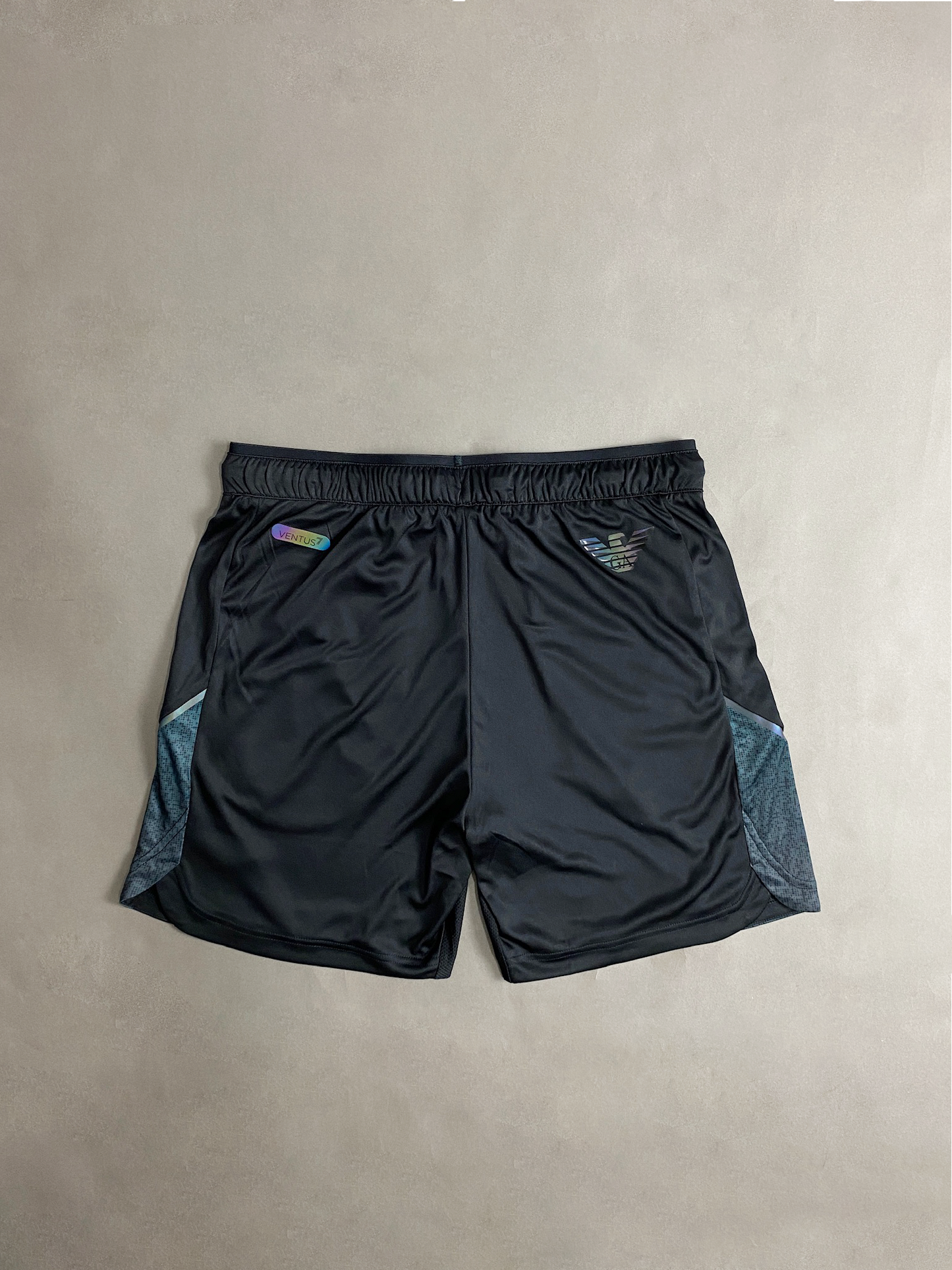 Shorts EA7 Ventus detalhes holográficos