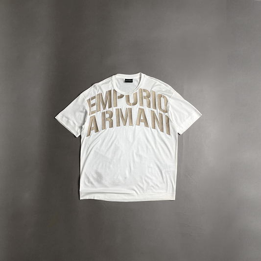 Camiseta Emporio Armani off white escrita grande bordado dourado