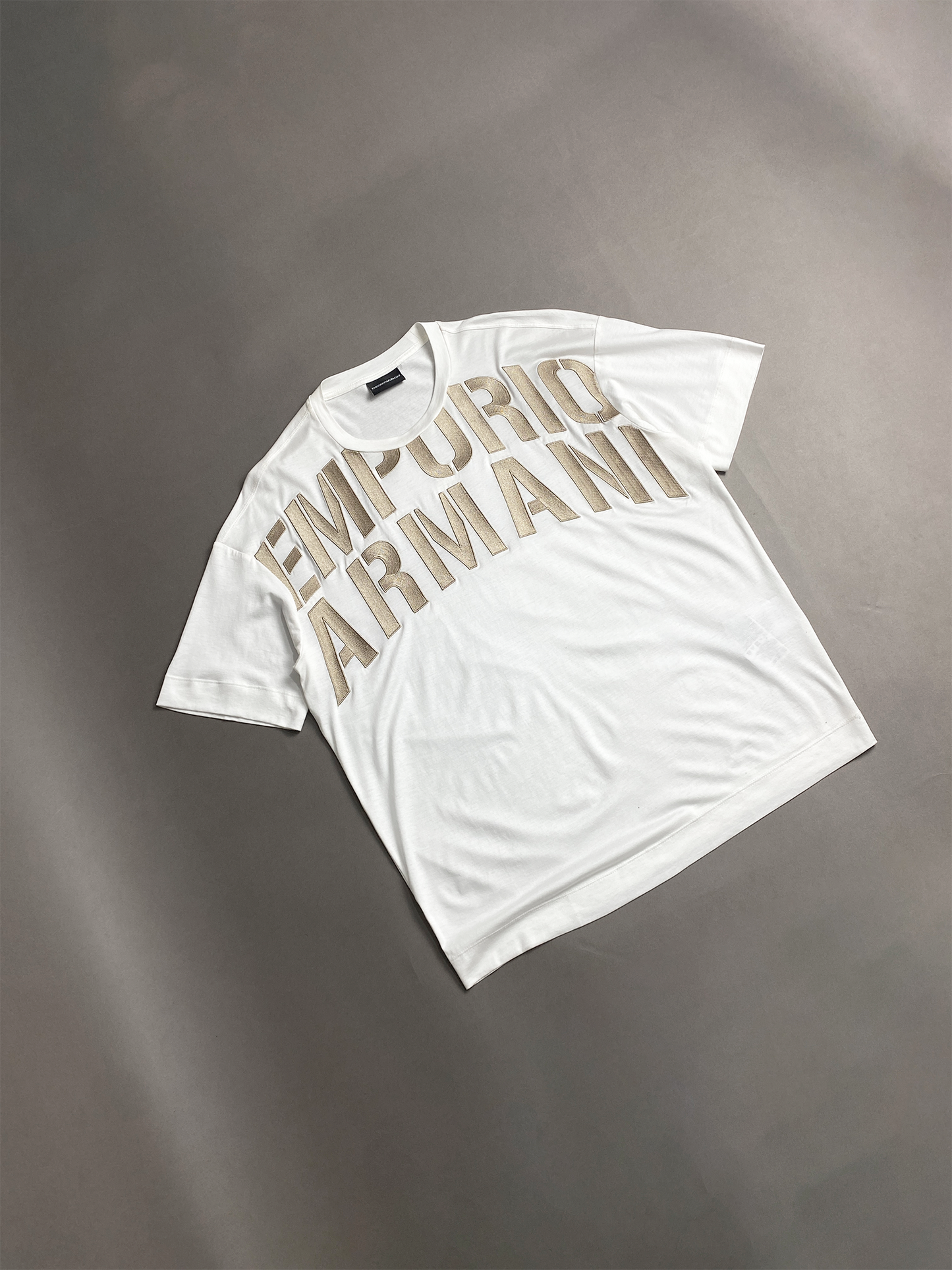 Camiseta Emporio Armani off white escrita grande bordado dourado