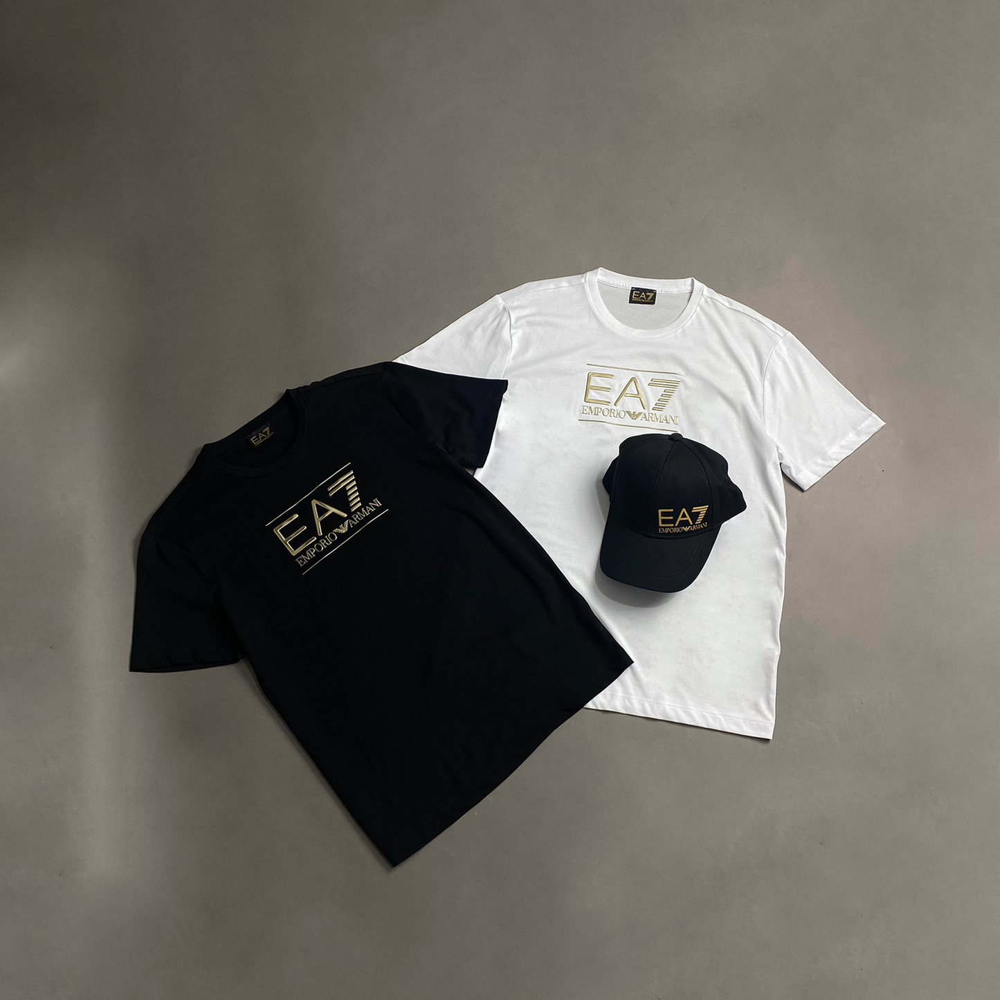 Camiseta EA7 logo central dourado preto