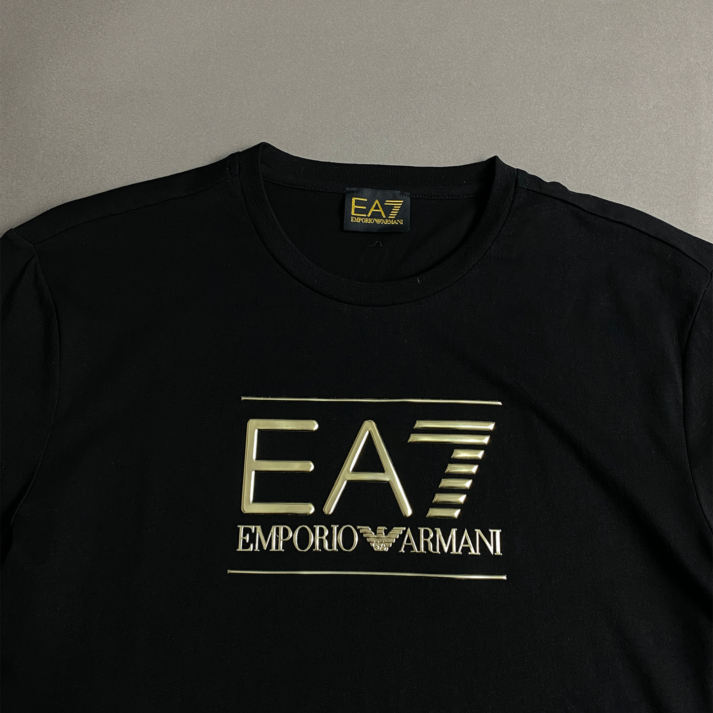 Camiseta EA7 logo central dourado preto