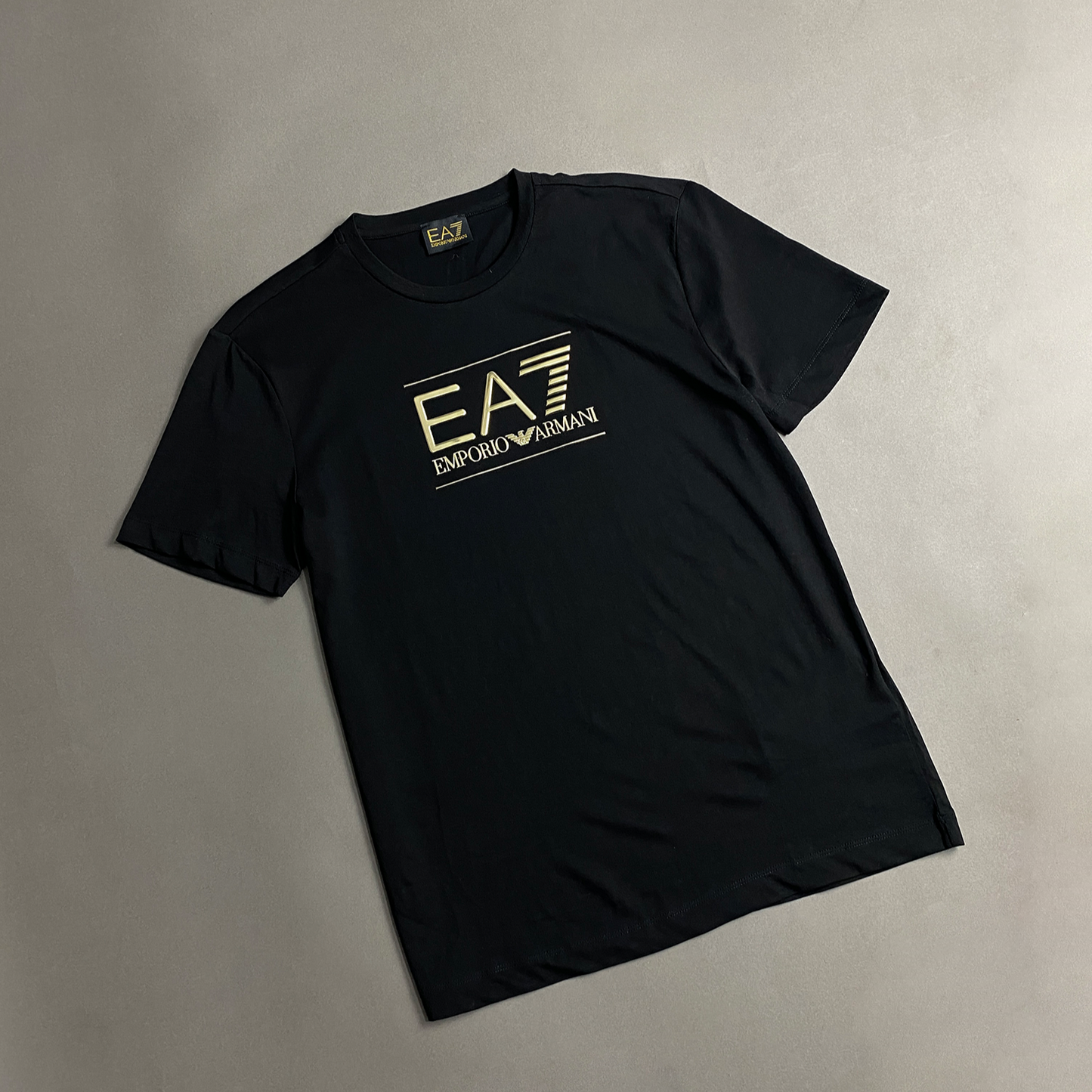 Camiseta EA7 logo central dourado preto