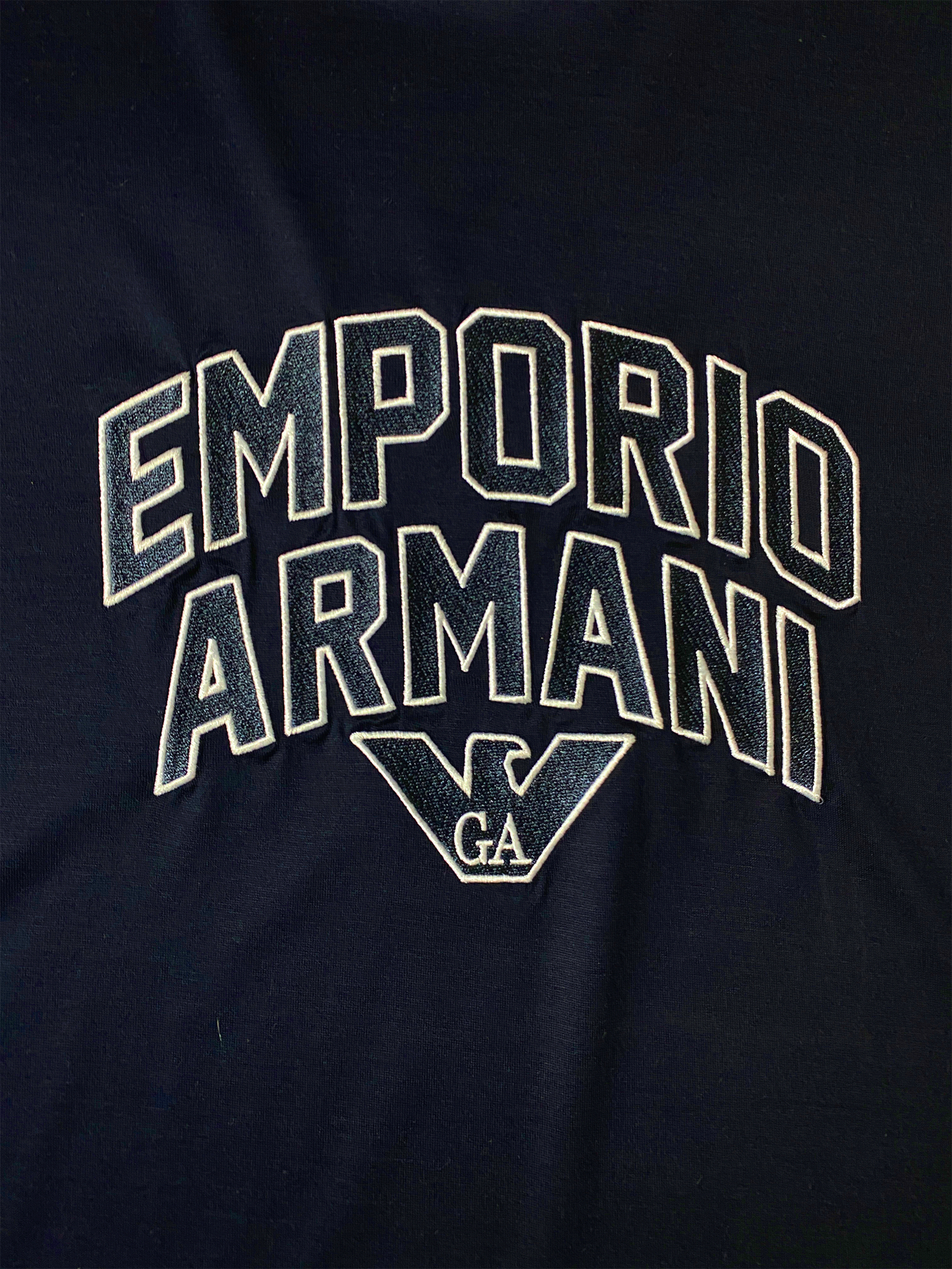 Camiseta Emporio Armani azul navy escrita grande bordado