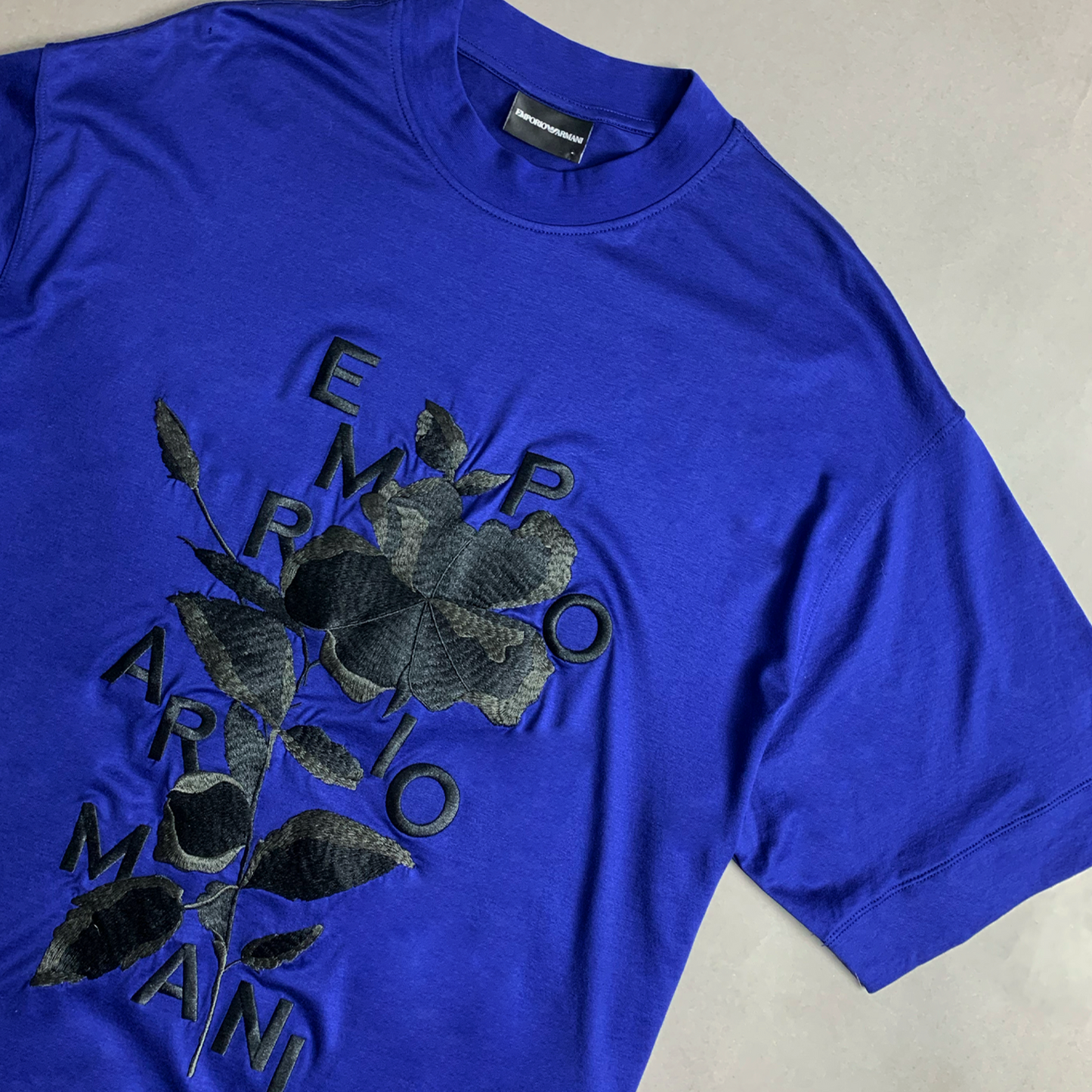 Camiseta Emperio Armani azul flores