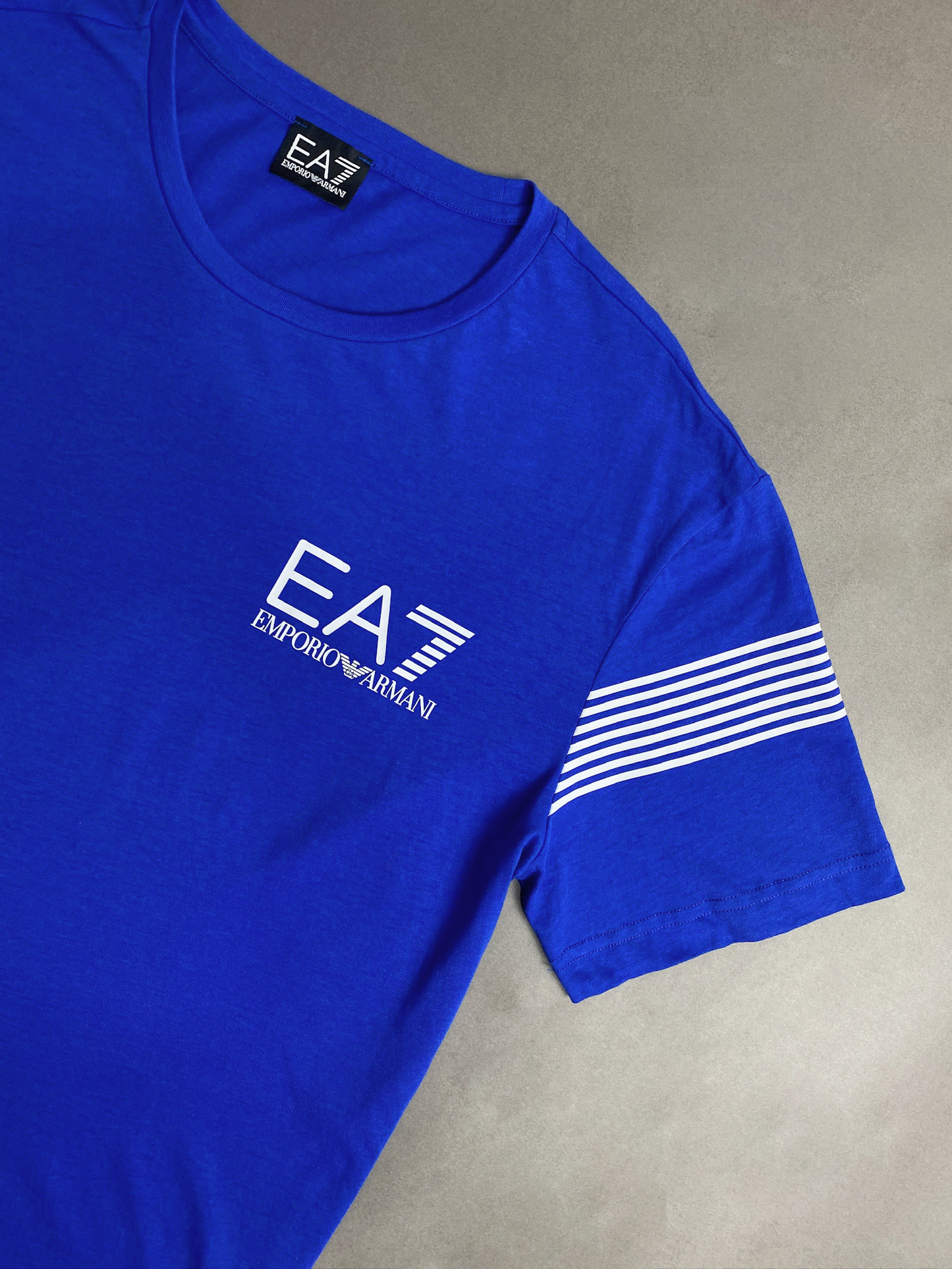 Camiseta EA7 azul logo no peito e listras no ombro