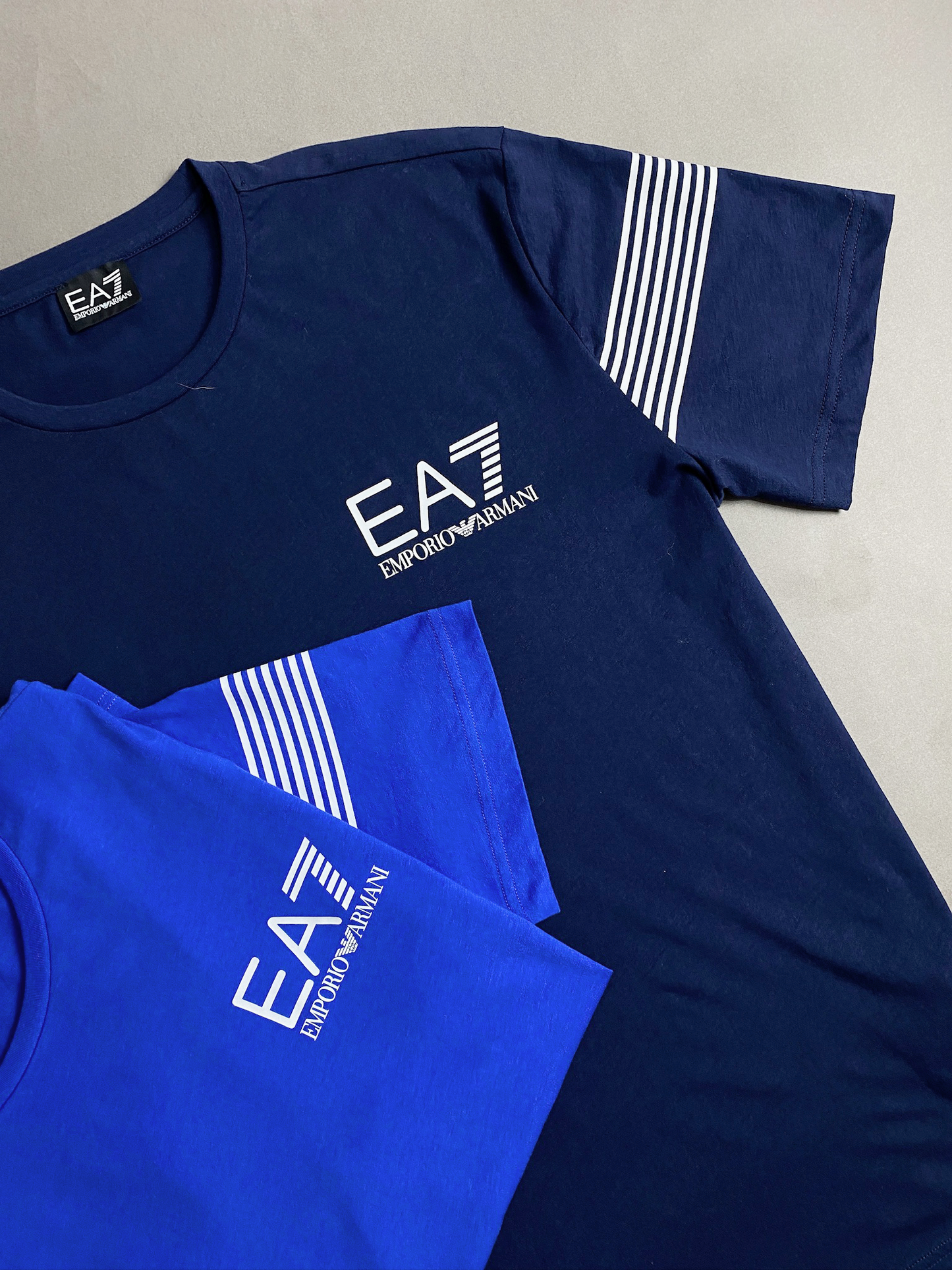 Camiseta EA7 azul logo no peito e listras no ombro