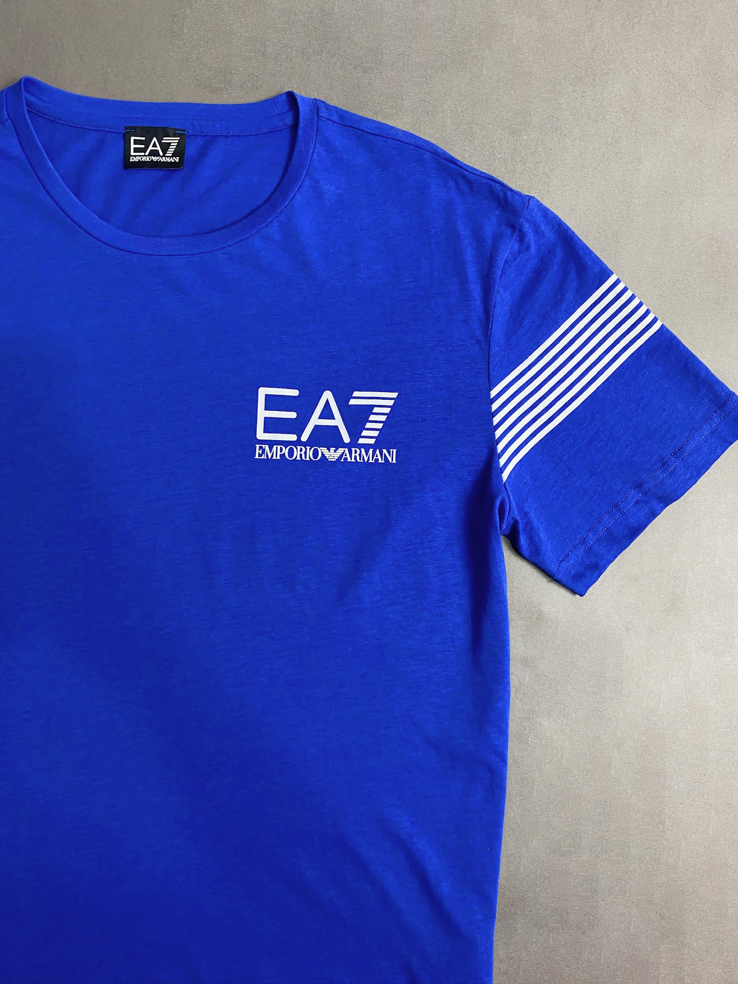 Camiseta EA7 azul logo no peito e listras no ombro